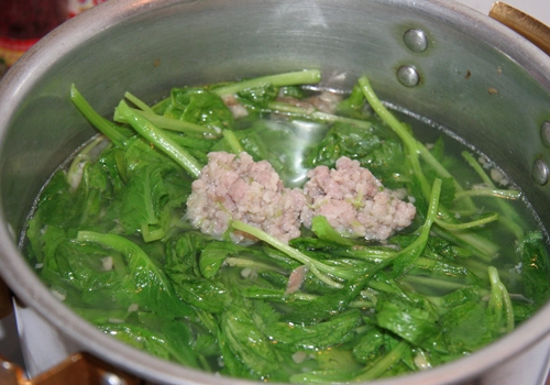 Canh cải xanh nấu thịt bằm - 4