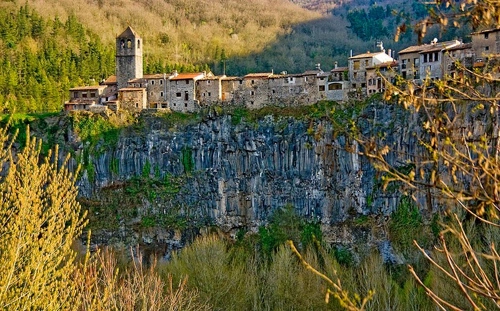 Castellfollit de la roca - ngôi làng đẹp hơn tranh ở xứ bò tót - 1