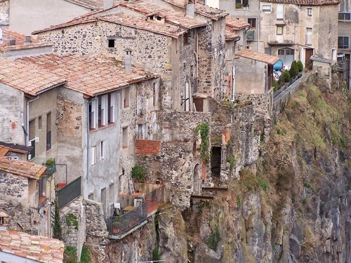 Castellfollit de la roca - ngôi làng đẹp hơn tranh ở xứ bò tót - 2