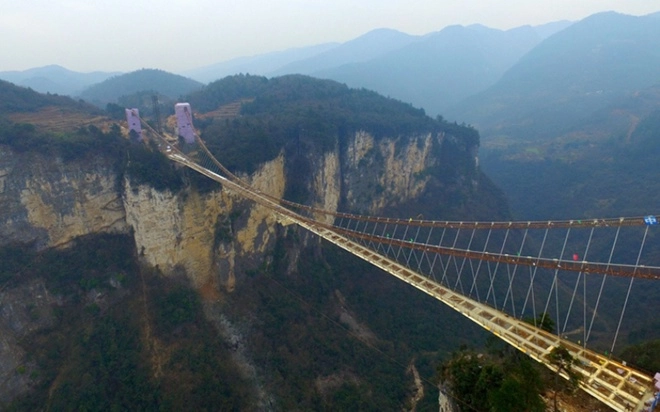 Cây cầu đáy kính dài và cao nhất thế giới - 3