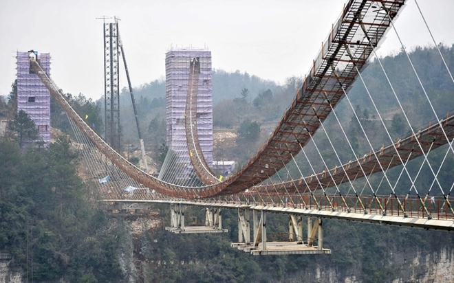 Cây cầu đáy kính dài và cao nhất thế giới - 5
