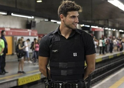 Chàng bảo vệ tàu điện ngầm đẹp trai nhất brazil - 1