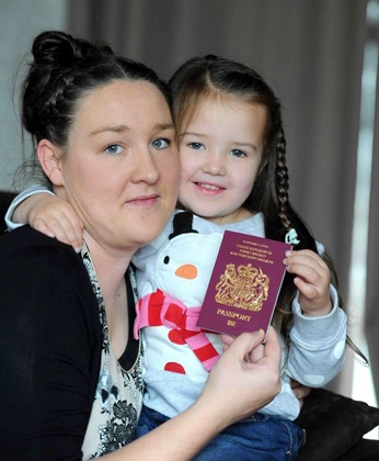Chàng trai bí ẩn xuất hiện trên hộ chiếu bé gái 3 tuổi - 2