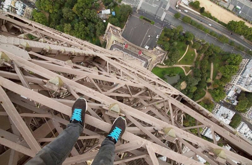 Chàng trai liều mạng leo tháp eiffel quay phim selfie - 1