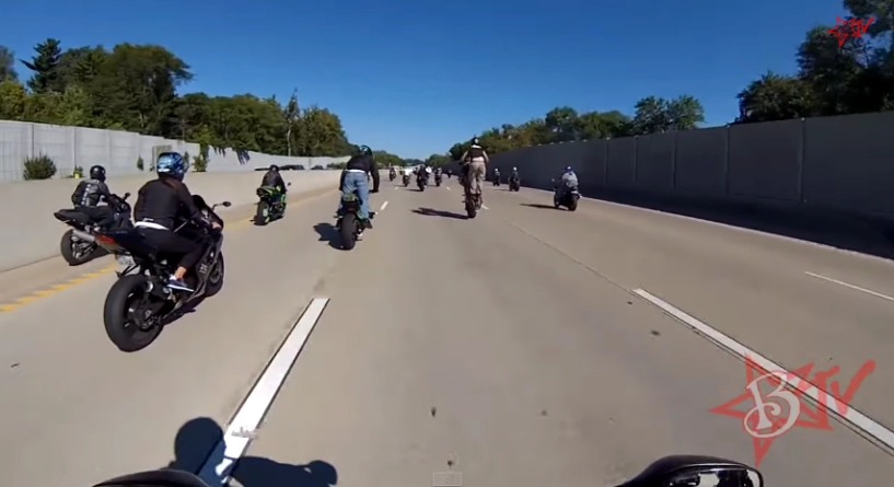 clip biểu diễn moto pkl trên đường phố gây tai nạn nguy hiểm - 1