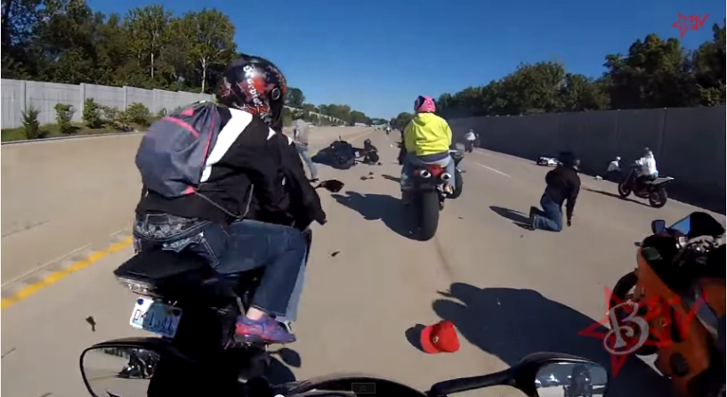clip biểu diễn moto pkl trên đường phố gây tai nạn nguy hiểm - 2