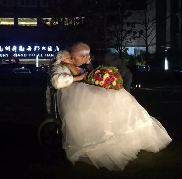Cụ ông 84 tuổi bao trọn tòa nhà để tỏ tình với người vợ 83 tuổi - 5