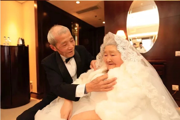 Cụ ông 84 tuổi bao trọn tòa nhà để tỏ tình với người vợ 83 tuổi - 8