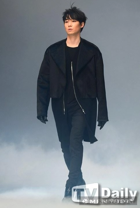 Dàn sao nam xứ hàn đổ bộ sàn diễn seoul fashion week - 14