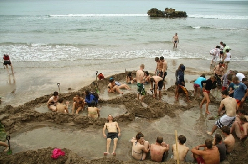 Đào hố tắm ở bãi biển kỳ lạ nhất new zealand - 2