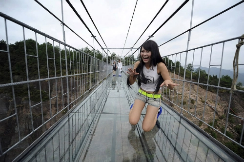 Du khách sợ hãi khi qua cây cầu kính dài nhất thế giới - 2
