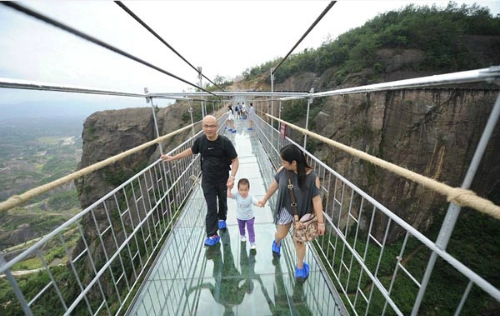 Du khách sợ hãi khi qua cây cầu kính dài nhất thế giới - 6