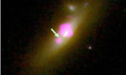 Hố đen đói sao cách trái đất một tỷ năm ánh sáng - 1