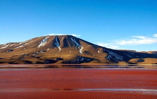 Hồ muối cạn đỏ như máu ở bolivia - 1