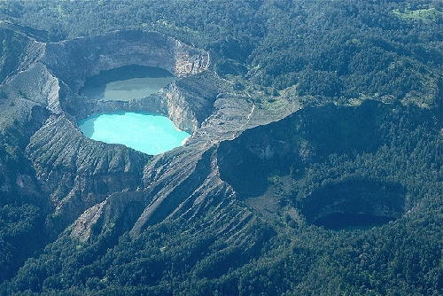 Hồ sinh ba đổi màu ở indonesia - 1