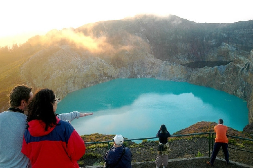 Hồ sinh ba đổi màu ở indonesia - 3