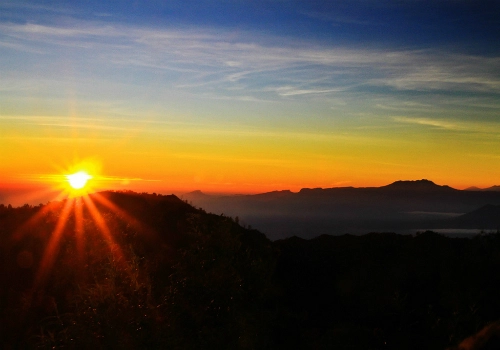 Mặt trời lên bên miệng núi lửa đẹp nhất indonesia - 1