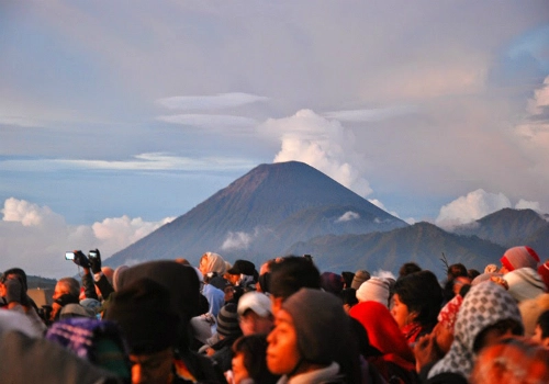 Mặt trời lên bên miệng núi lửa đẹp nhất indonesia - 2