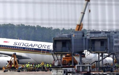 Máy bay singapore sụp mũi xuống đường băng - 1