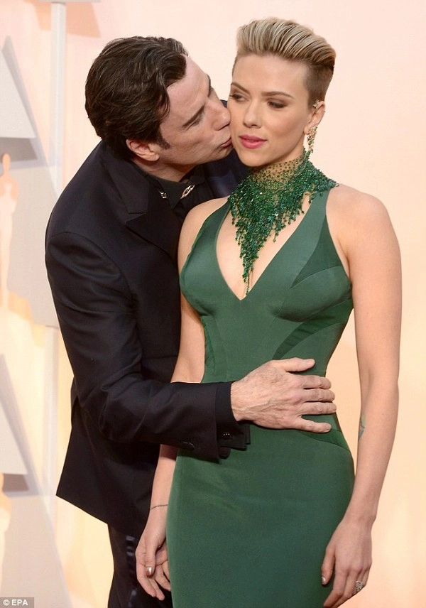 Mổ xẻ màn sờ soạng của john travolta tại giải oscar 2015 - 1