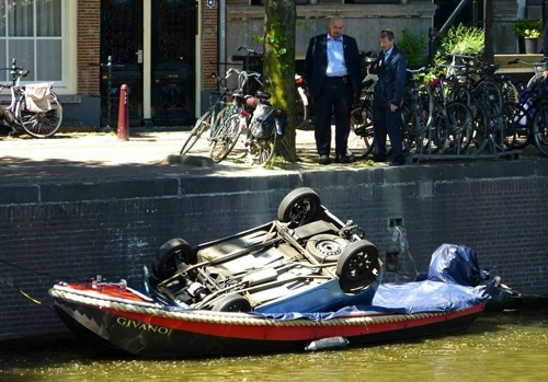 Nghề câu xe đạp dưới lòng kênh amsterdam - 5