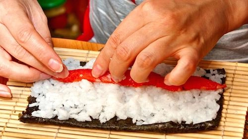 Nghệ thuật làm sushi cuộc chơi không chỉ dành cho đàn ông ở tokyo - 2
