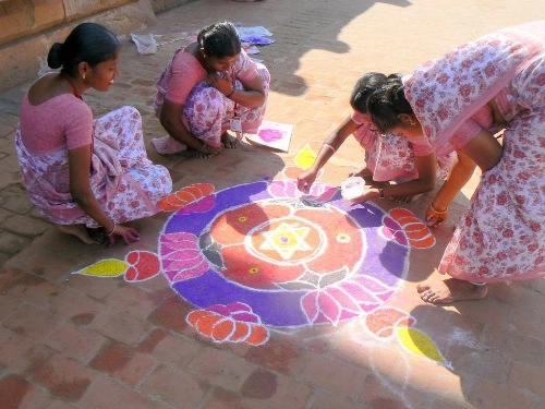 Nghệ thuật vẽ thảm rangoli trên đường phố ấn độ - 2