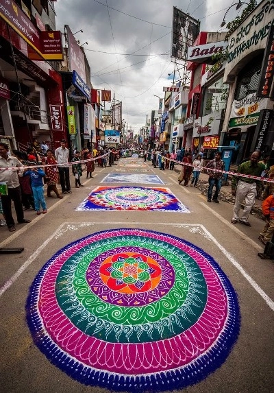 Nghệ thuật vẽ thảm rangoli trên đường phố ấn độ - 3