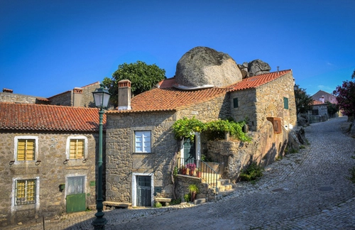 Ngôi làng nằm dưới những tảng đá nặng 200 tấn - 4