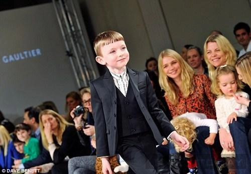 Người mẫu nhí đáng yêu trên sàn catwalk - 1