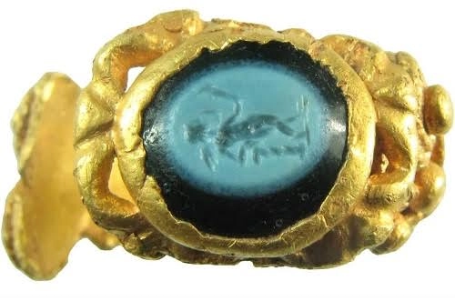 Nhẫn vàng 1700 tuổi khắc hình thần tình yêu - 1
