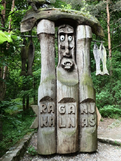 Những bức tượng kỳ quái ở đồi phù thủy - 5