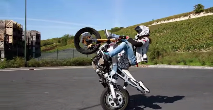 Những màn biểu diễn stunt chuyên nghiệp của stunter nữ - 1