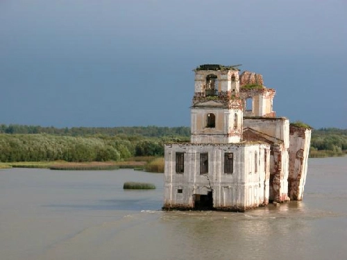 Những nhà thờ nổi trên mặt nước - 3