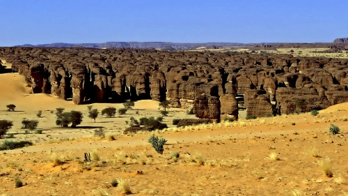 Những tảng đá bí ẩn giữa sa mạc sahara - 1