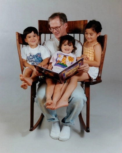Ông bố tự chế ghế bập bênh để 3 con cùng được đọc sách - 1