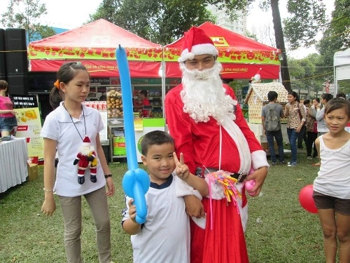 Ông già noel tặng bóng bay cho thiếu nhi sài gòn - 1