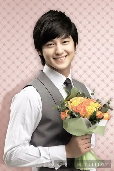 Phong cách thời trang trẻ trung lịch lãm của kim bum - 6