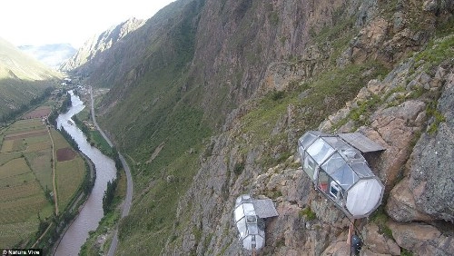 Phòng nghỉ con nhộng cheo leo trên vách núi cao hơn 120 m - 2