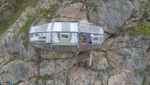 Phòng nghỉ con nhộng cheo leo trên vách núi cao hơn 120 m - 3