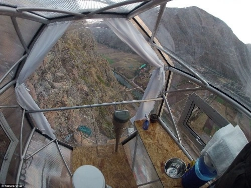 Phòng nghỉ con nhộng cheo leo trên vách núi cao hơn 120 m - 4