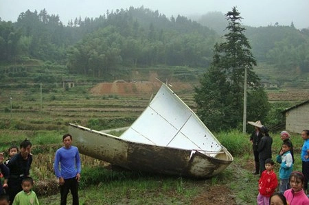 Rác vũ trụ lao xuống làng - 1