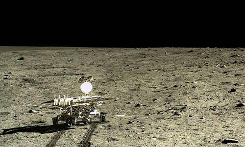 Robot tự hành của trung quốc tìm thấy đá lạ trên mặt trăng - 1