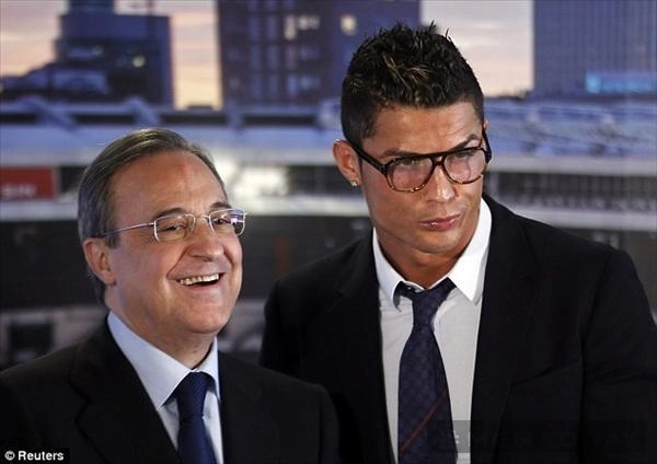 Ronaldo quý ông lịch lãm và sành điệu trong buổi ký hợp đồng mới - 1