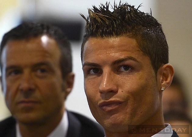 Ronaldo quý ông lịch lãm và sành điệu trong buổi ký hợp đồng mới - 2