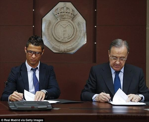Ronaldo quý ông lịch lãm và sành điệu trong buổi ký hợp đồng mới - 3