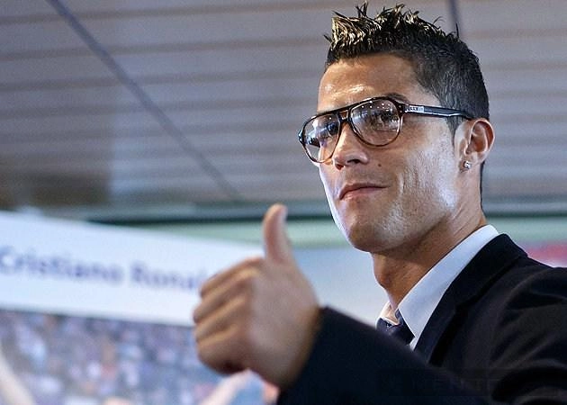 Ronaldo quý ông lịch lãm và sành điệu trong buổi ký hợp đồng mới - 4