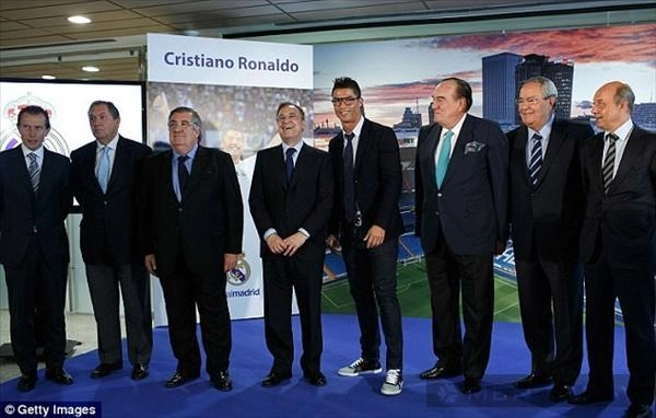 Ronaldo quý ông lịch lãm và sành điệu trong buổi ký hợp đồng mới - 5