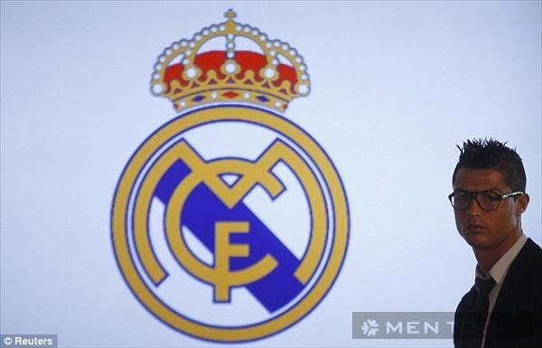 Ronaldo quý ông lịch lãm và sành điệu trong buổi ký hợp đồng mới - 6