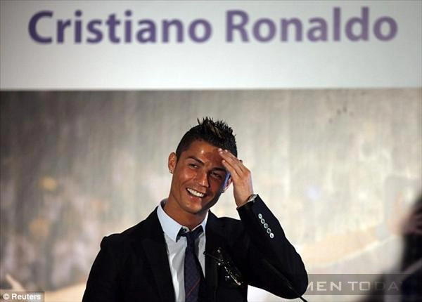 Ronaldo quý ông lịch lãm và sành điệu trong buổi ký hợp đồng mới - 7